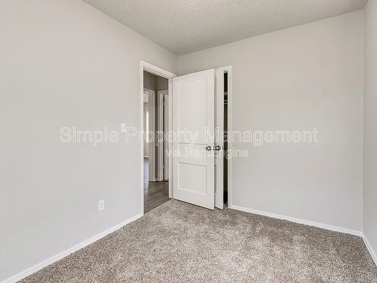 4007 N Rockwell Ave — Photo 11