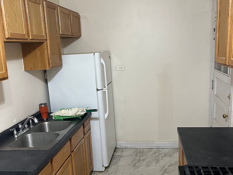 1st image of 4025 N Clarendon Ave APT 1