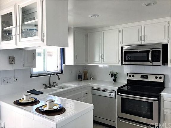 3rd image of 2046 Tustin Ave