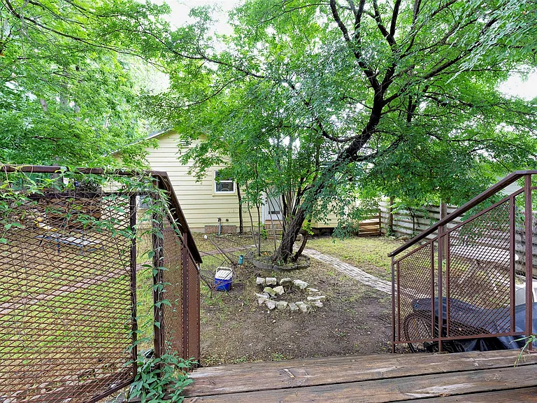 2409 E 9th St #A — Photo 33