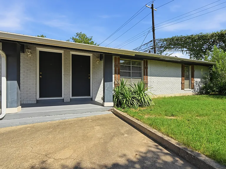 2712 Saint Edwards Cir #B — Photo 3