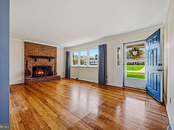 3rd image of 90 Canzonet Dr