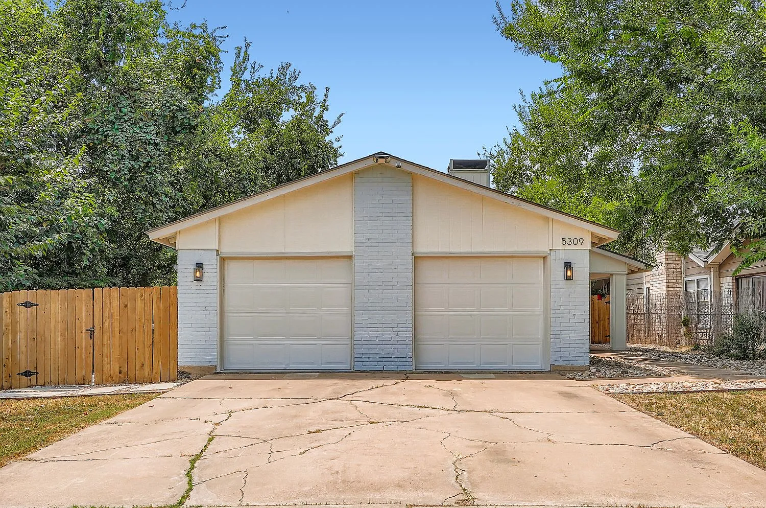 2 bed, 900 sqft, $1,550 — Photo 2