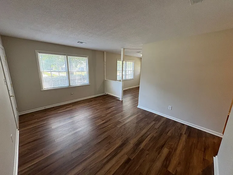 728 Montclair Dr — Photo 3