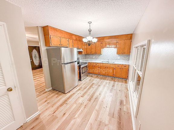 5th image of 811 Castle View Cir