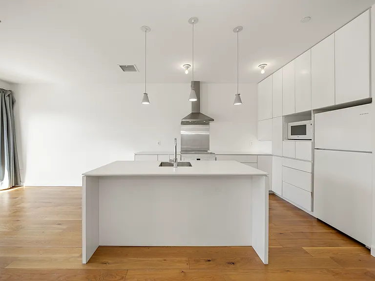 644 Selden St #302 — Photo 6