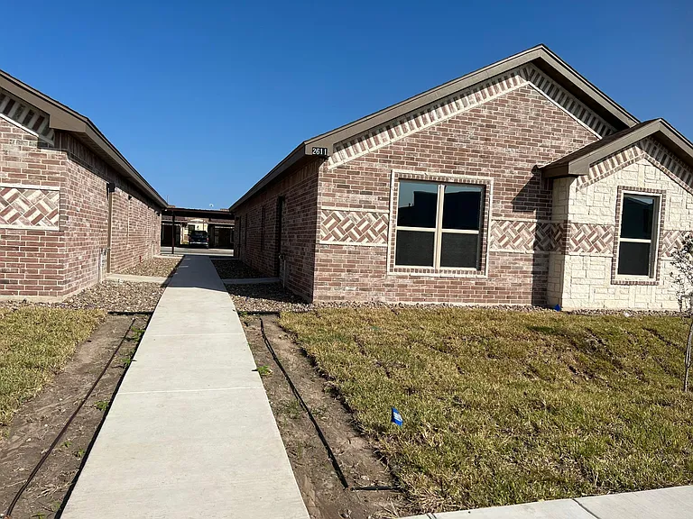 2611 Primrose Ave — Photo 9