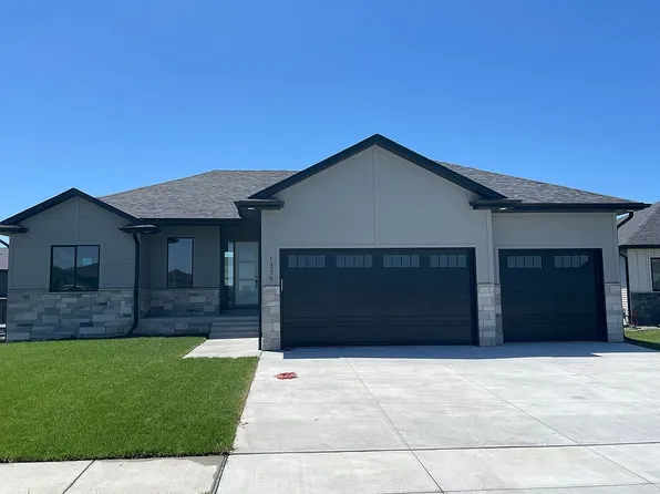 1335 E 9th St, Hickman, NE 68372