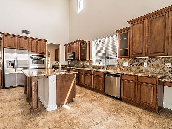 5th image of 925 Las Palomas Dr