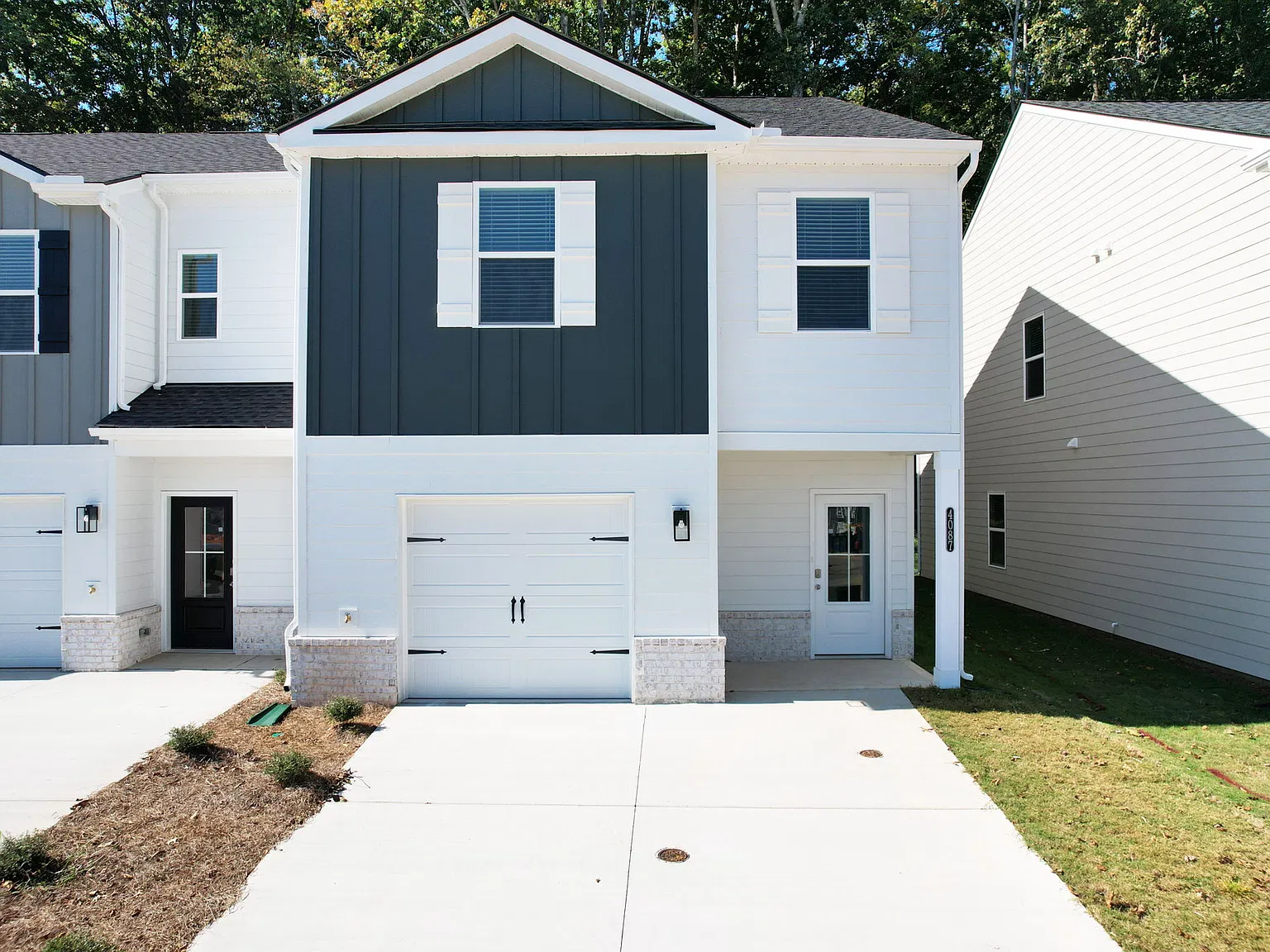 $300 Off 1st Month Rent! 4bd/2.5ba Townhouse With A Garage — Photo 1