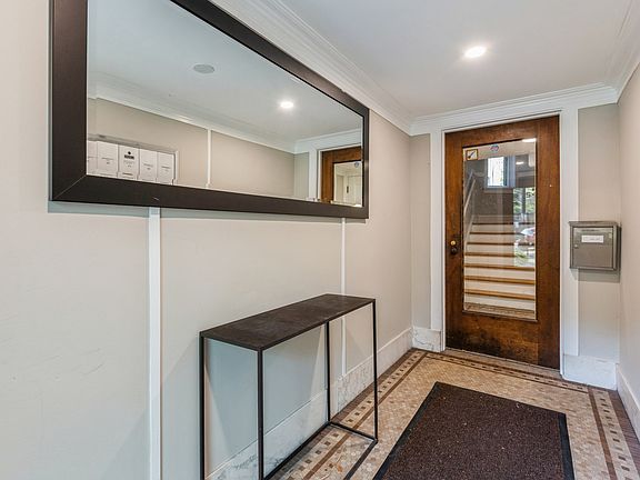 3rd image of 548 W Fullerton Pkwy APT 2
