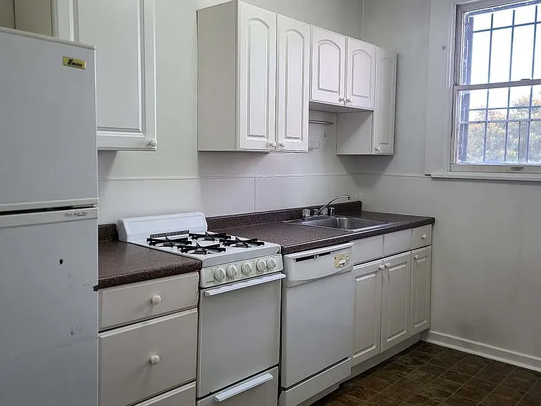 2806 Saint Paul St — Photo 6