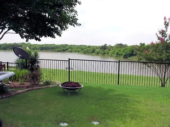 10312 Lake Park Dr, Hurst, TX 76053