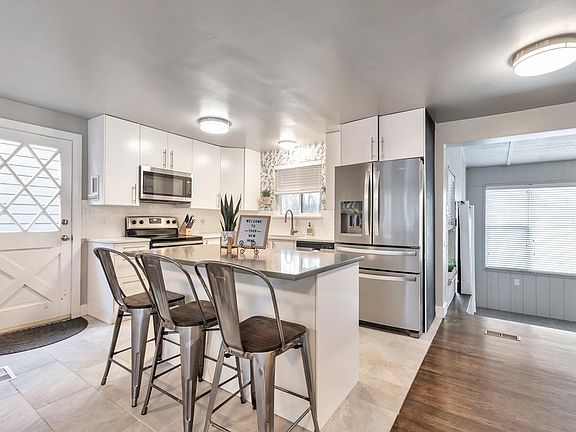 3rd image of 1039 W Shields Ln