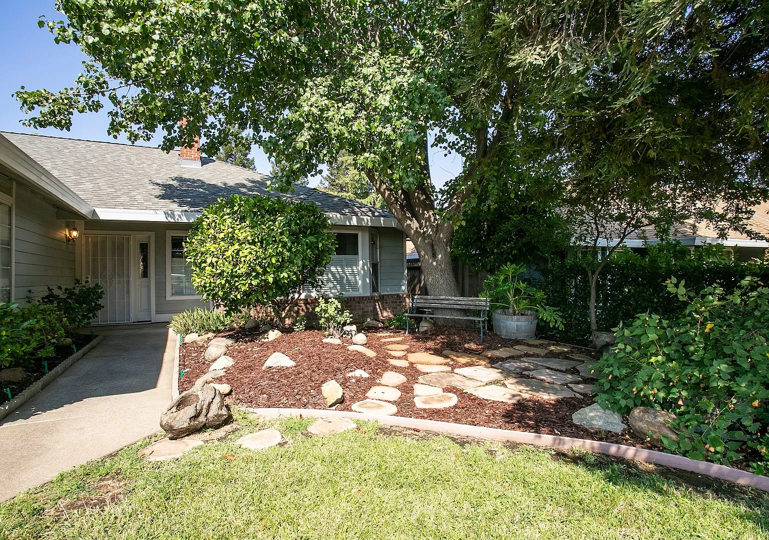 Gorgeous home with a 3 Car Garage! — Photo 2