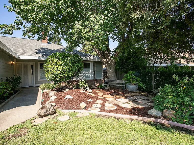 5809 Lincoln Ave — Photo 2