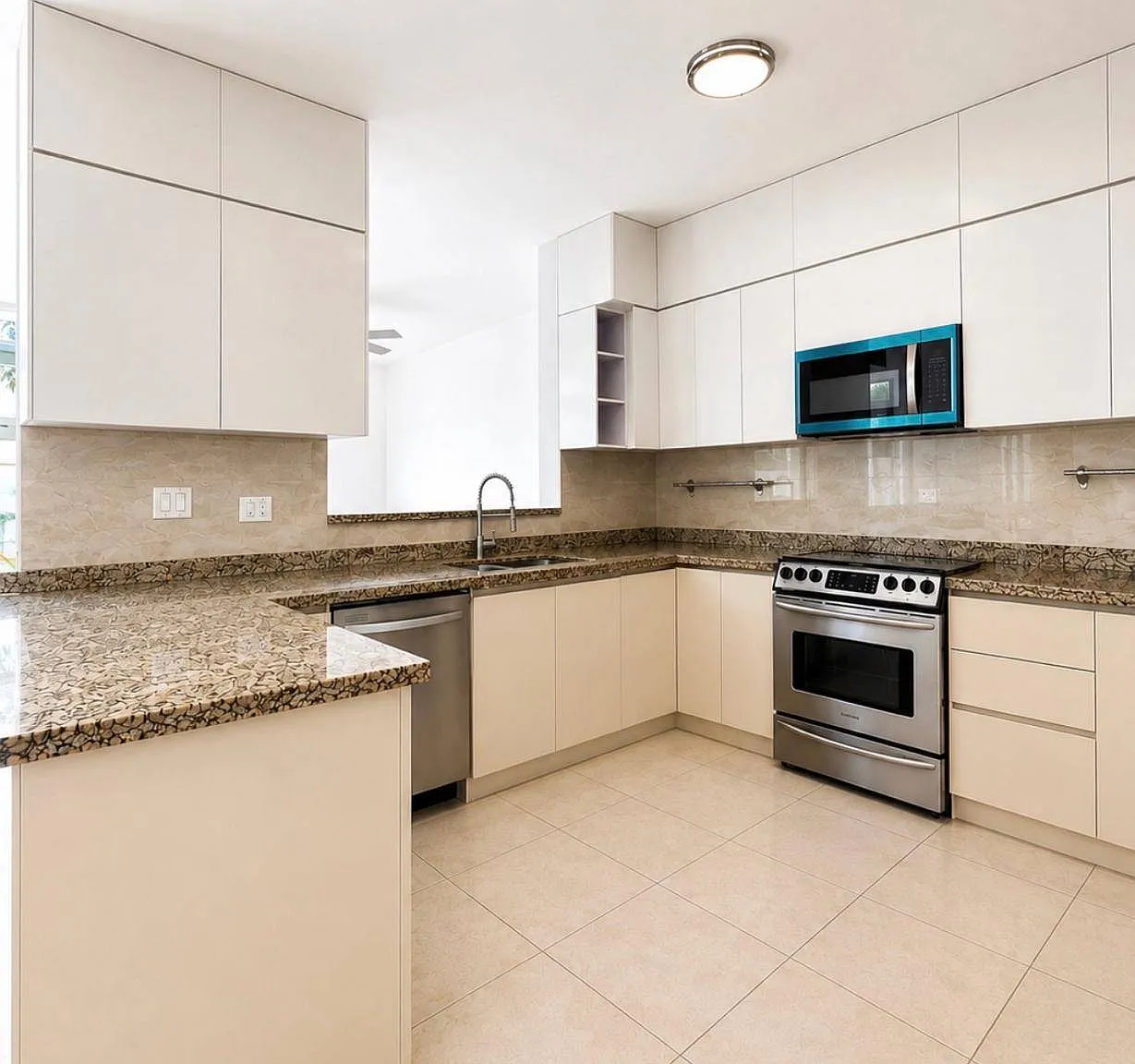 4 bed, 2.5 bath, $3,300 — Photo 3