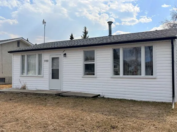 709 N 7th Ave, Wainwright, AB T9W 1B5
