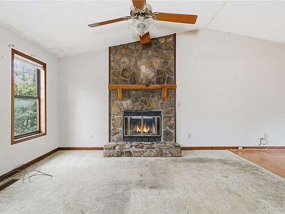 3rd image of 82 Fox Ridge Ct