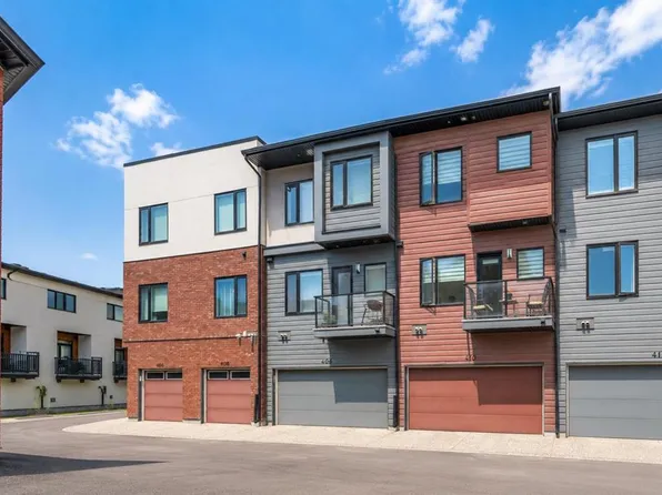 408 N Greenbriar Cmn NW, Calgary, AB T3B 6J3