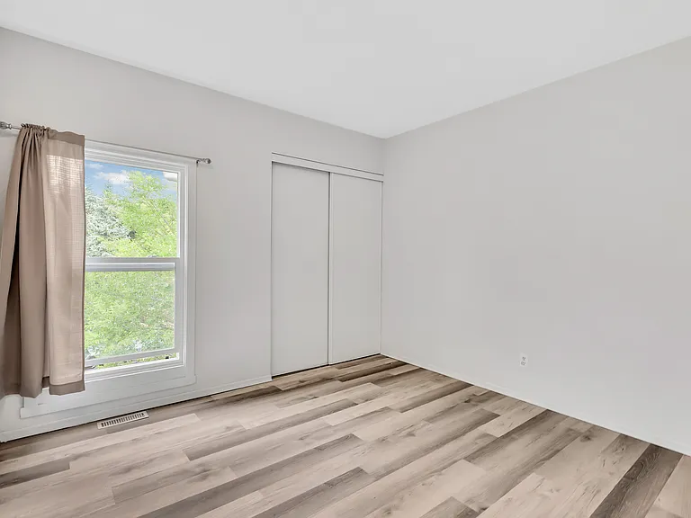 24 Taft Cres — Photo 14