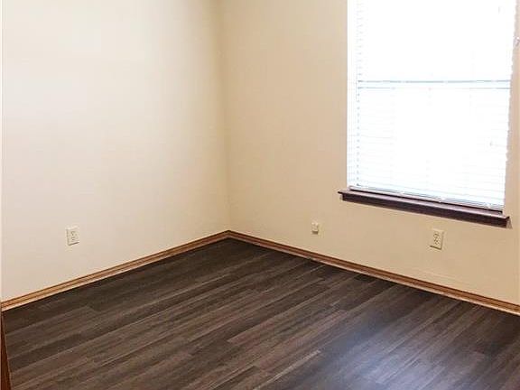 4th image of 323 Dogwood Dr