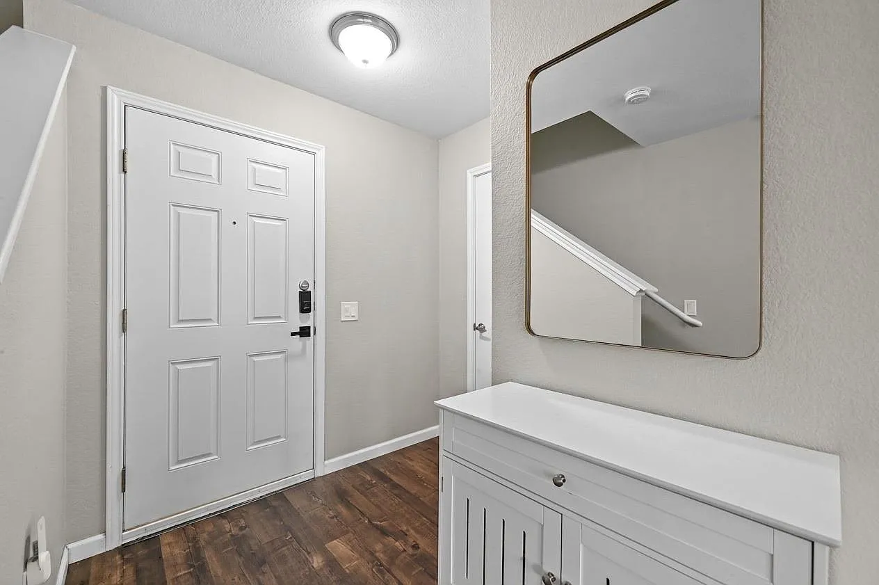 3 bed, 2.5 bath, 1699 sqft, $2,400 — Photo 4