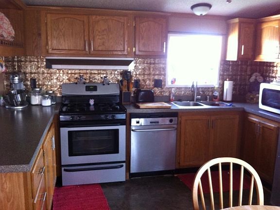 Spacious kitchen w/ bar area