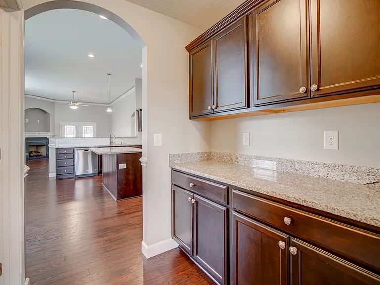 732 Shelburne Ln — Photo 10