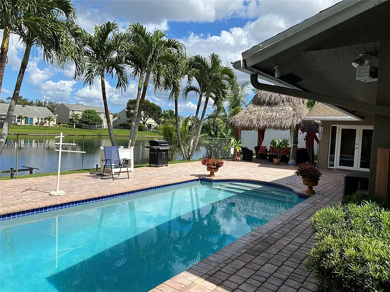 10227 SW 49th Ct — Photo 4