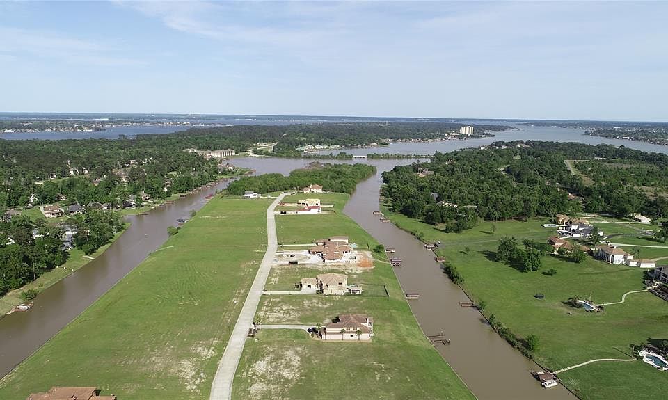 Image 1: Nice WIDE canals only a FEW minutes from the main body of Lake Conroe!