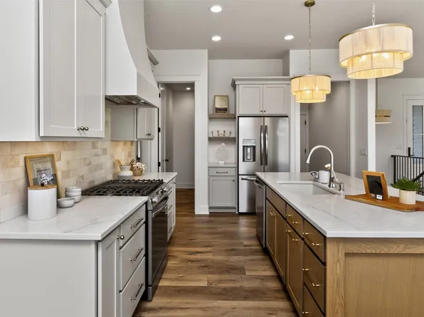 16212 Ironwood Ln, Urbandale, IA 50323