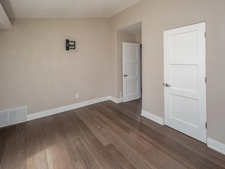 4640 5th Ave — Photo 19