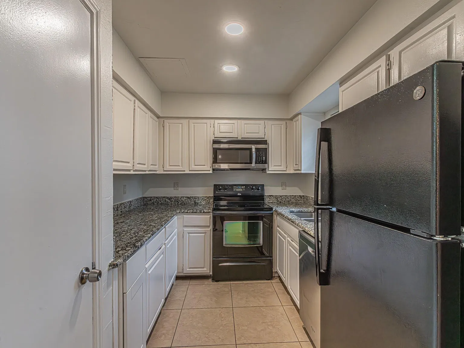 2 bed, 888 sqft, $1,350 — Photo 4