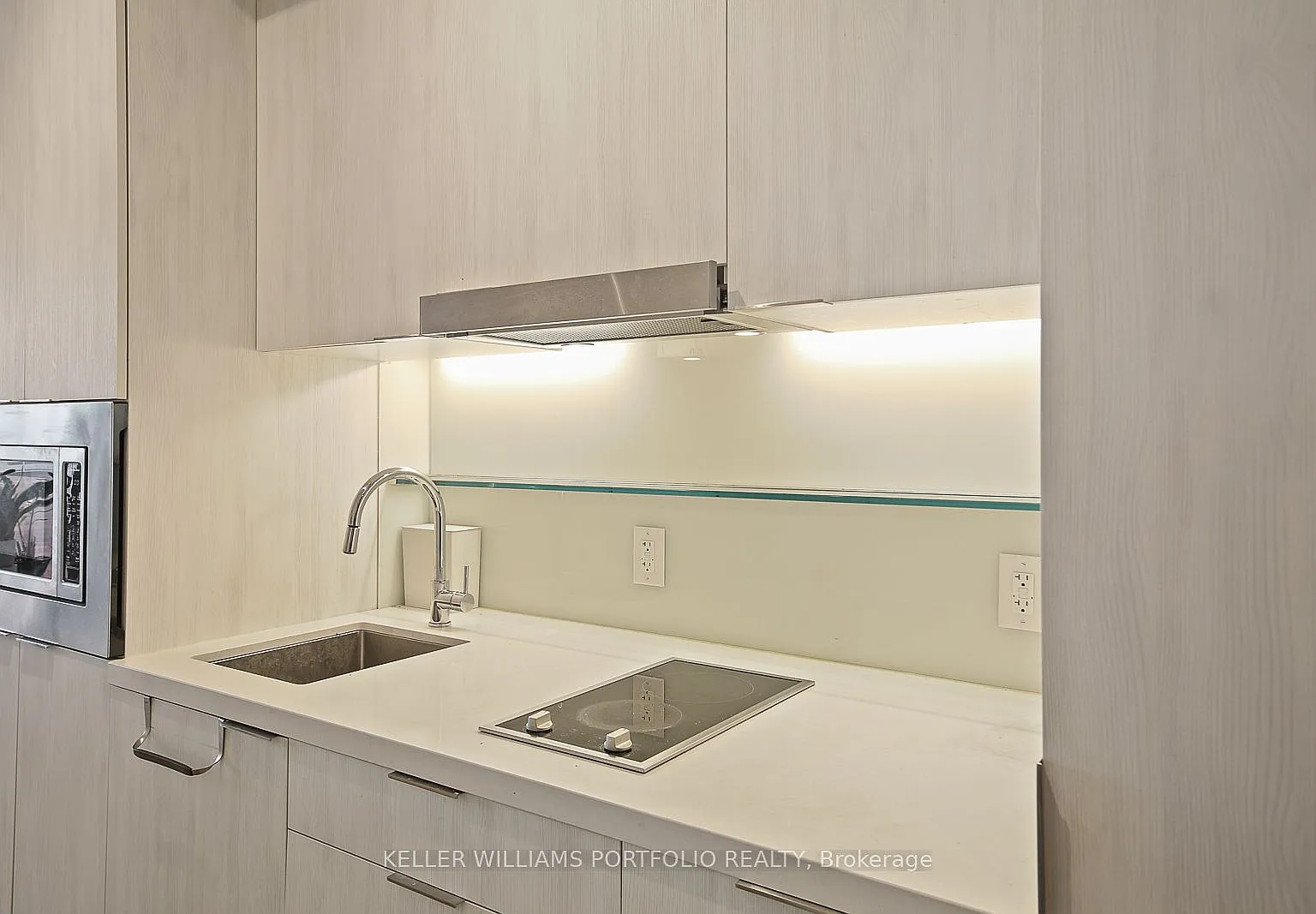 215 Queen St W — Photo 4