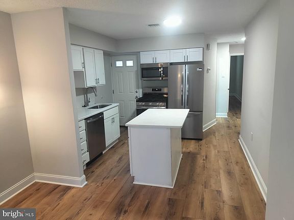 3rd image of 934 W Porter St