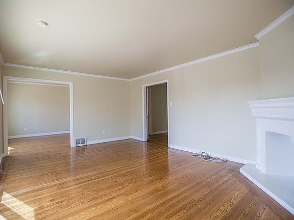 3rd image of 4442 Cabrillo St