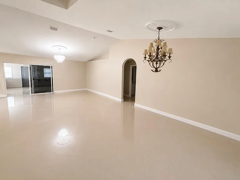 1481 SW Jacksonville Ave — Photo 7