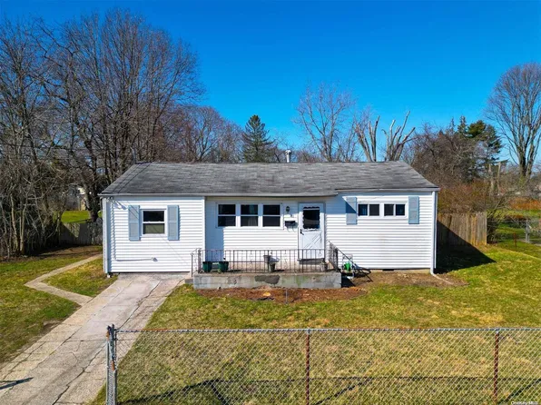 41 20th Avenue, Bay Shore, NY 11706