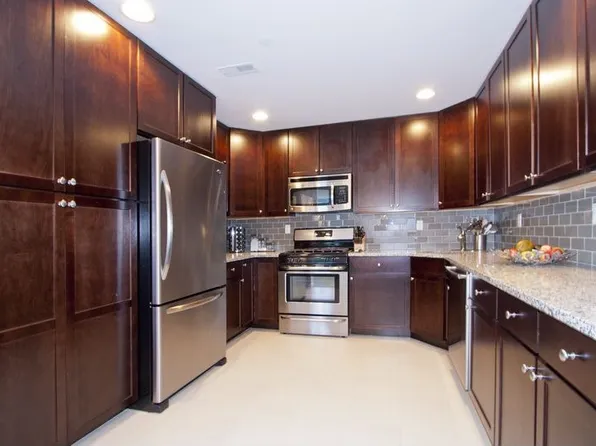 7 Regency Cir, Englewood, NJ 07631