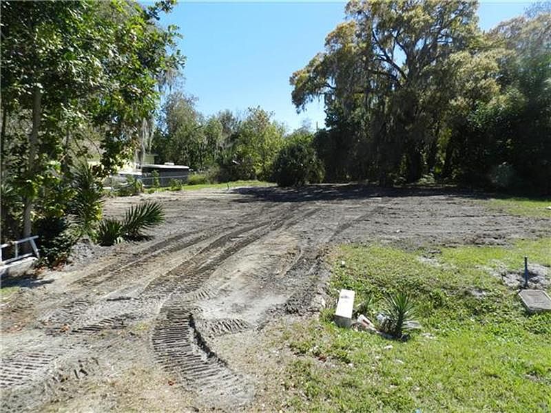 1st image of 410 Lakeview Dr