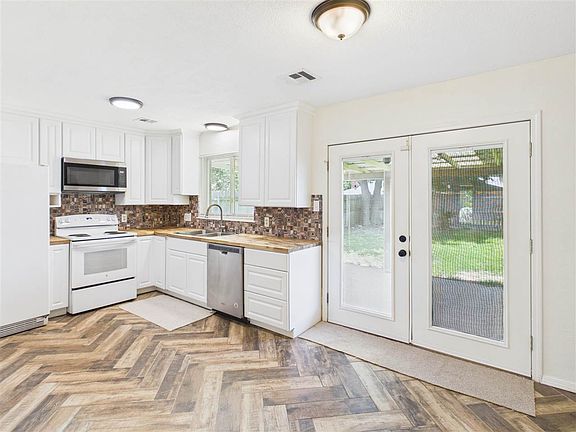 4th image of 4701 NE Macarthur Cir