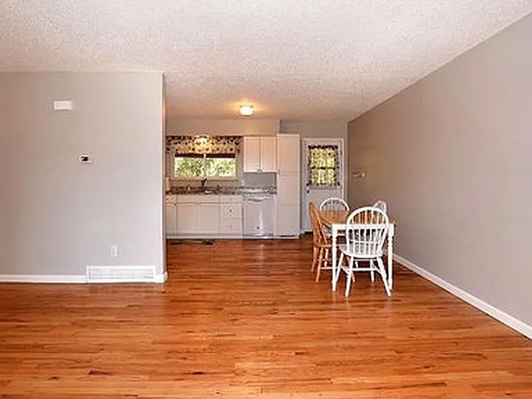 325 N Roosevelt Ave — Photo 5