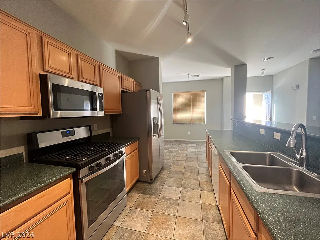 2 bed, 2.0 bath, 1302 sqft, $1,750 — Photo 4