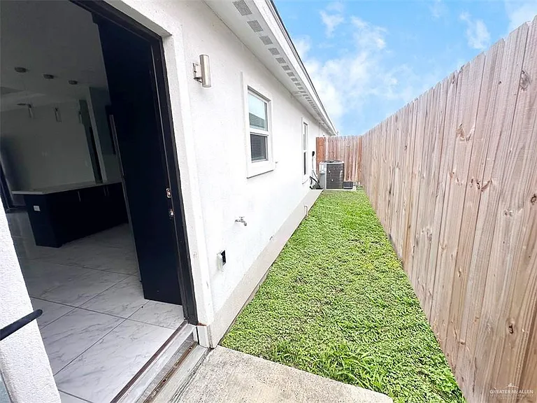 1308 S Xanthia St #4 — Photo 9