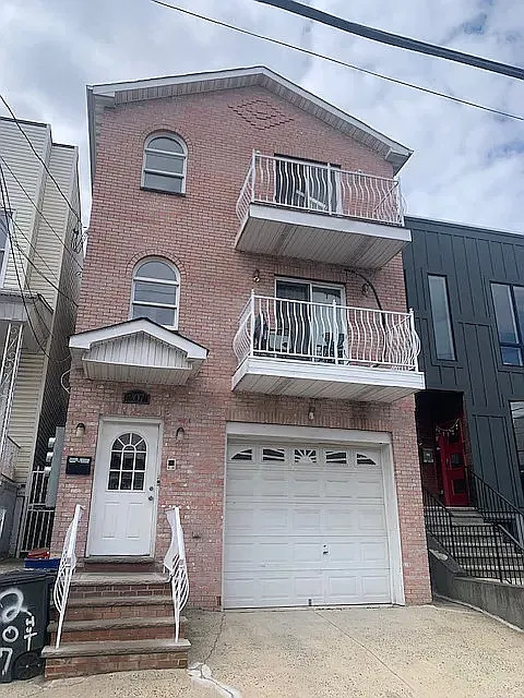 207 Hutton St #2