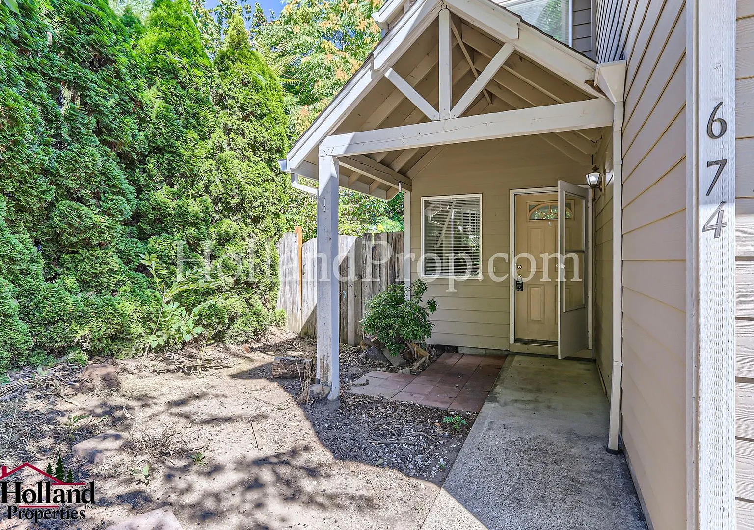 Charming 3-Bedroom Townhome Near Downtown Canby! New Price $1,850 — Photo 2