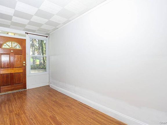 2nd image of 26 Montrose Point Rd
