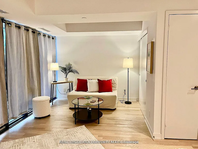 185 Roehampton Ave #409 — Photo 10