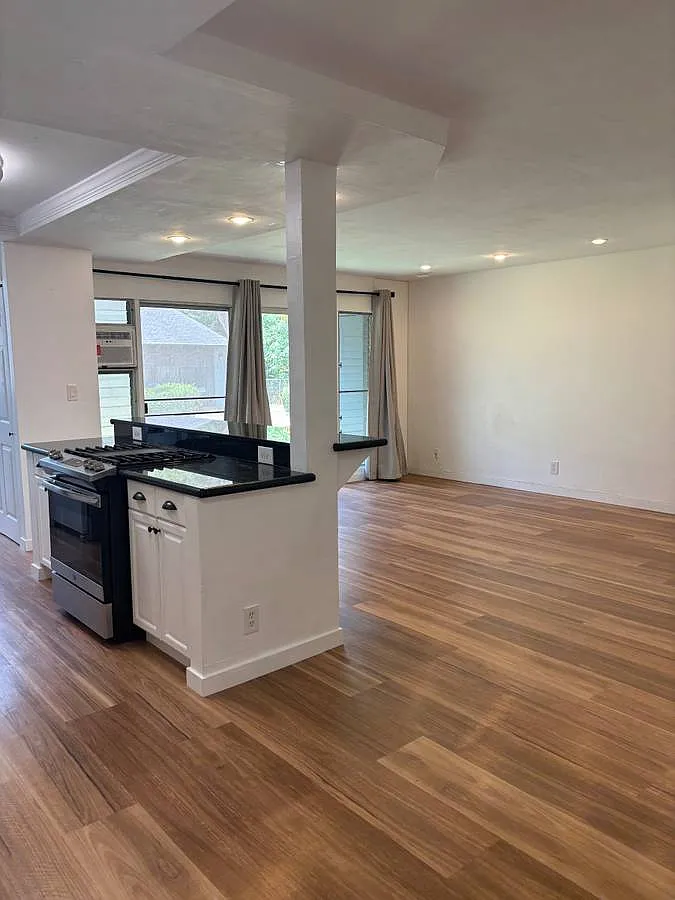 2 bed, 1.5 bath, 940 sqft, $2,800 — Photo 3